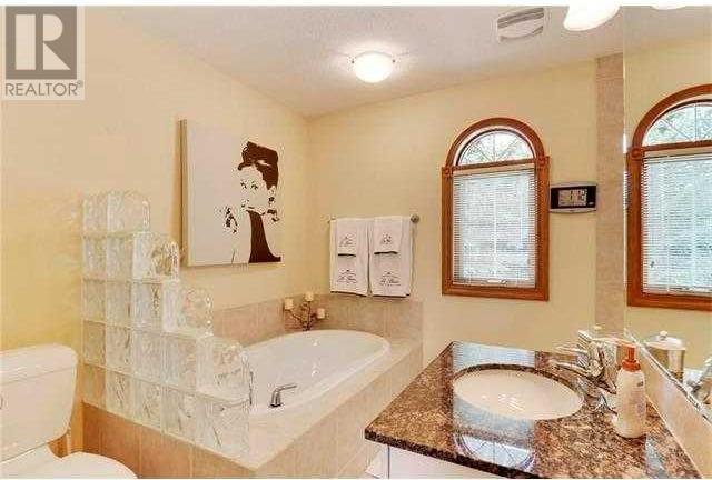 Photo 7 of 175 Pumpvalley Court Sw, Calgary AB