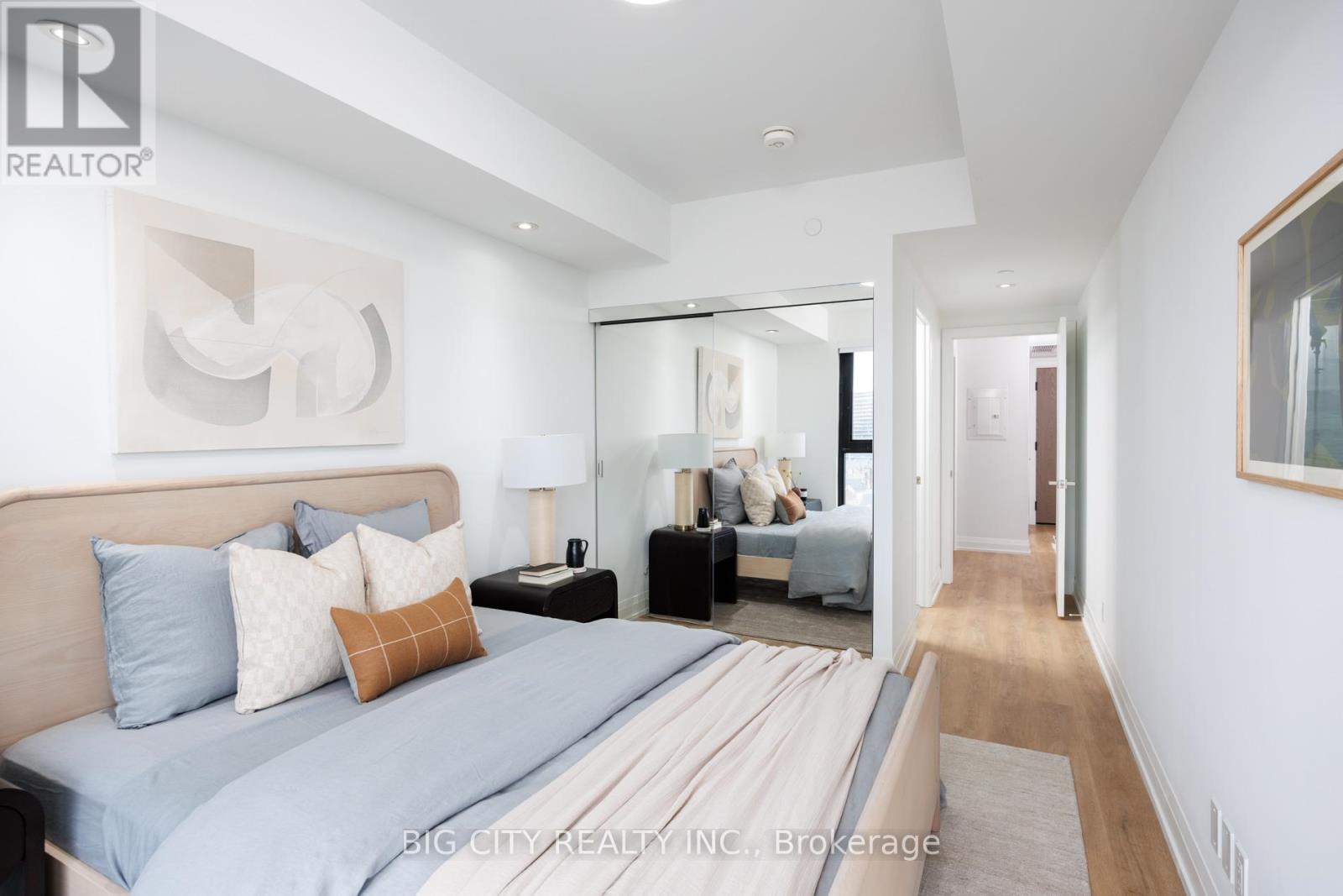 Photo 4 of 911 36 Brentcliffe Road, Toronto ON