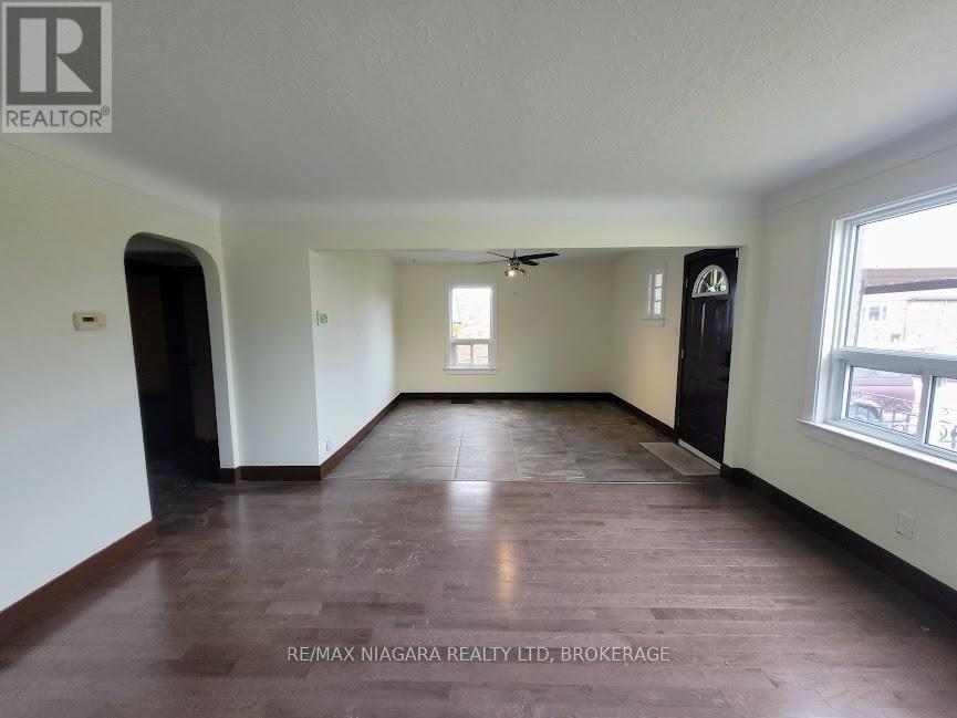 Photo 3 of 6476 Maranda Street, Niagara Falls ON