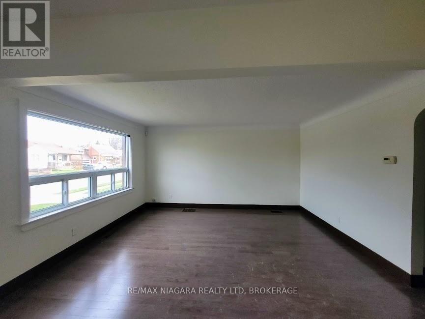 Photo 5 of 6476 Maranda Street, Niagara Falls ON