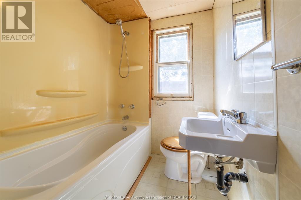 Photo 4 of 631 633 Mckay Avenue, Windsor ON