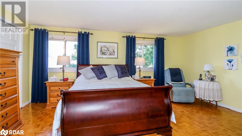 Photo 12 of 60 Chieftain Crescent, Barrie ON