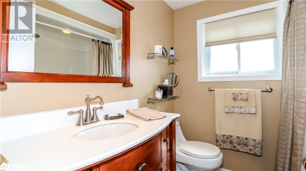 Photo 13 of 60 Chieftain Crescent, Barrie ON