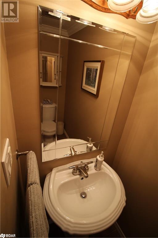Photo 5 of 60 Chieftain Crescent, Barrie ON
