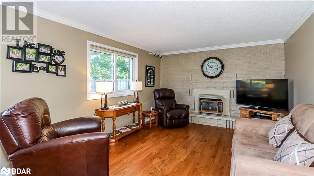 Photo 6 of 60 Chieftain Crescent, Barrie ON