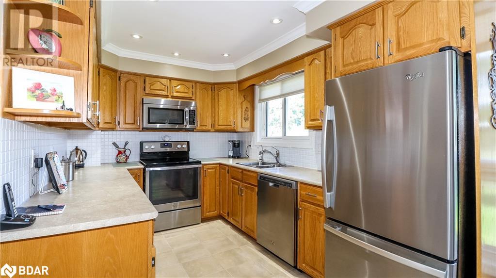 Photo 8 of 60 Chieftain Crescent, Barrie ON