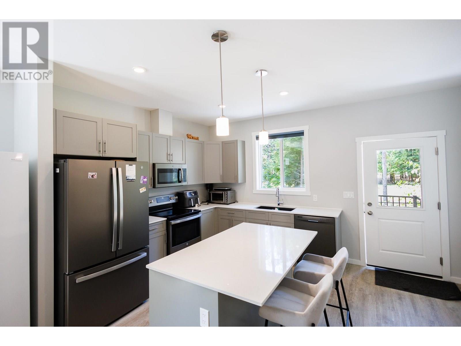 #14-4921 HALLIWELL Avenue, Terrace