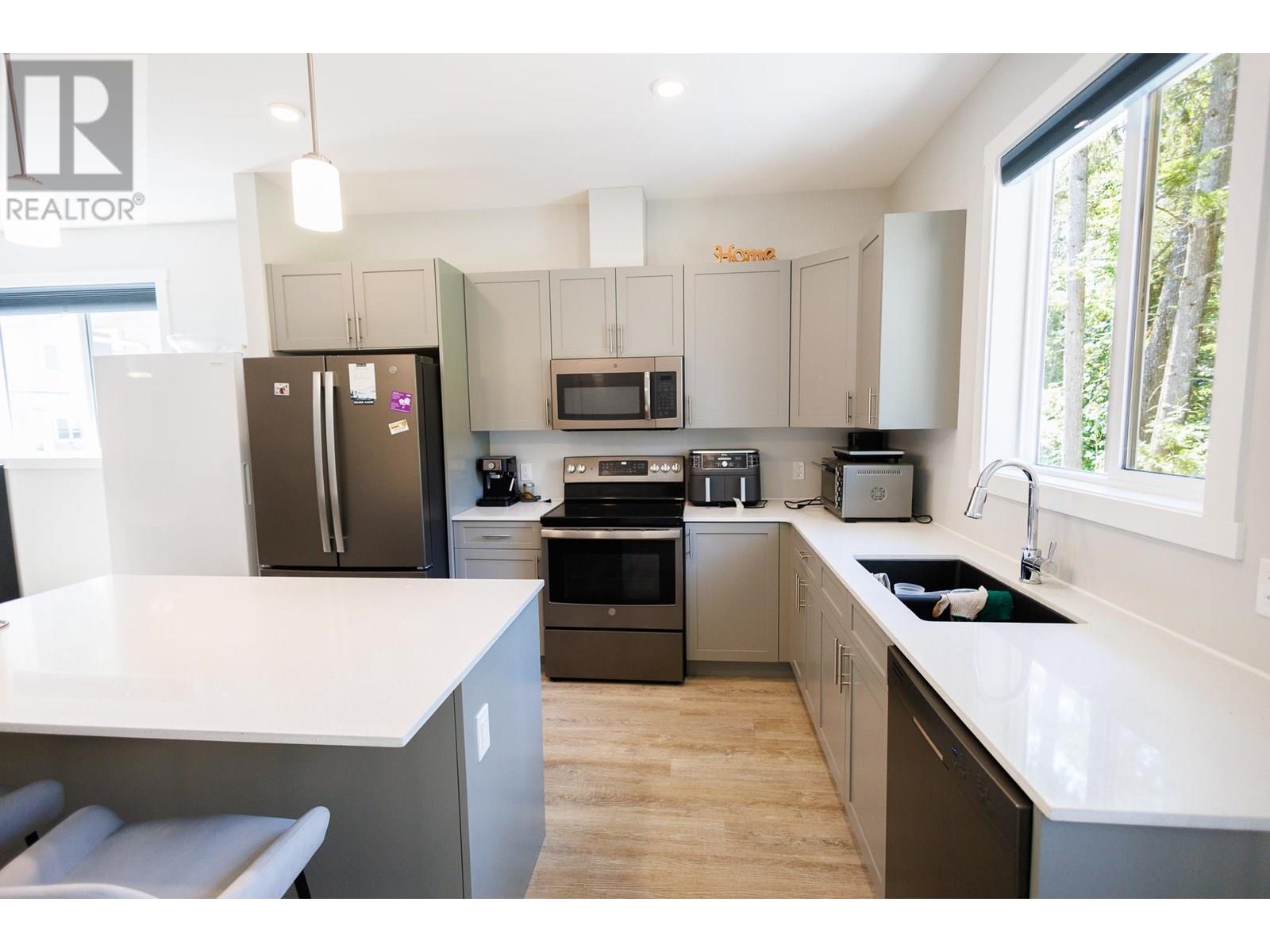#14-4921 HALLIWELL Avenue, Terrace