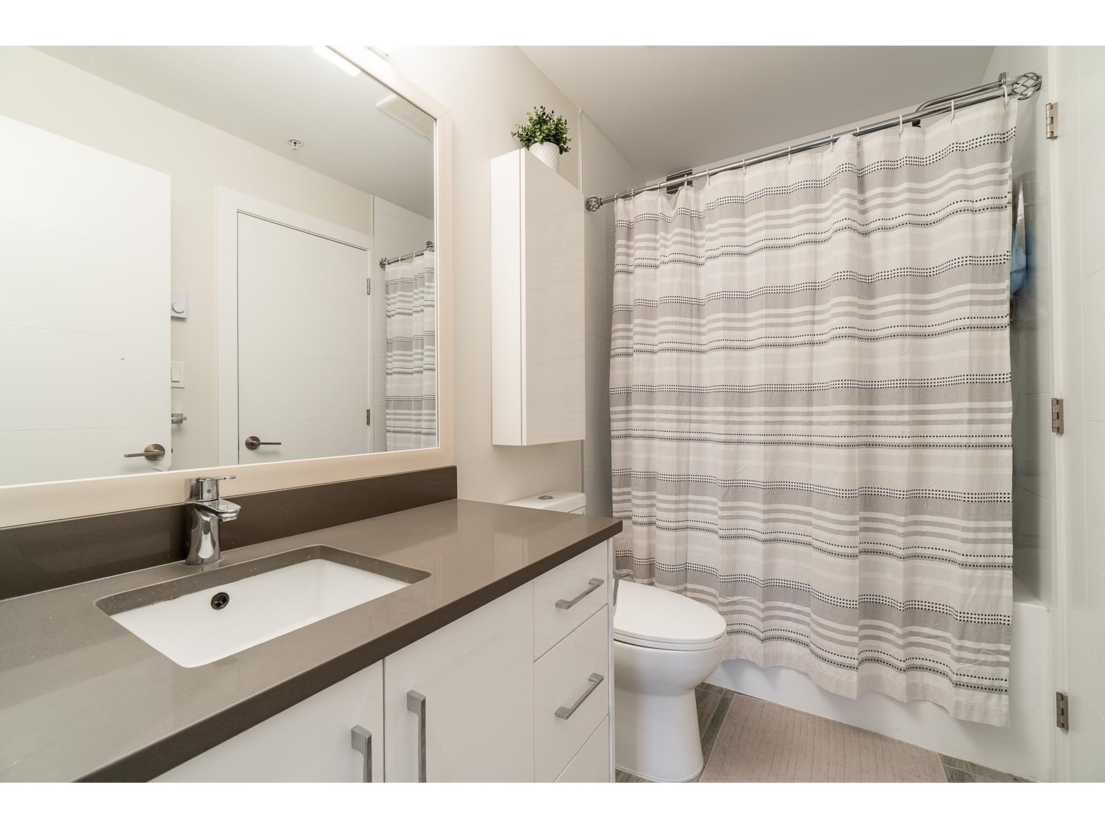 Photo 11 of 317 15351 101 Avenue, Surrey BC