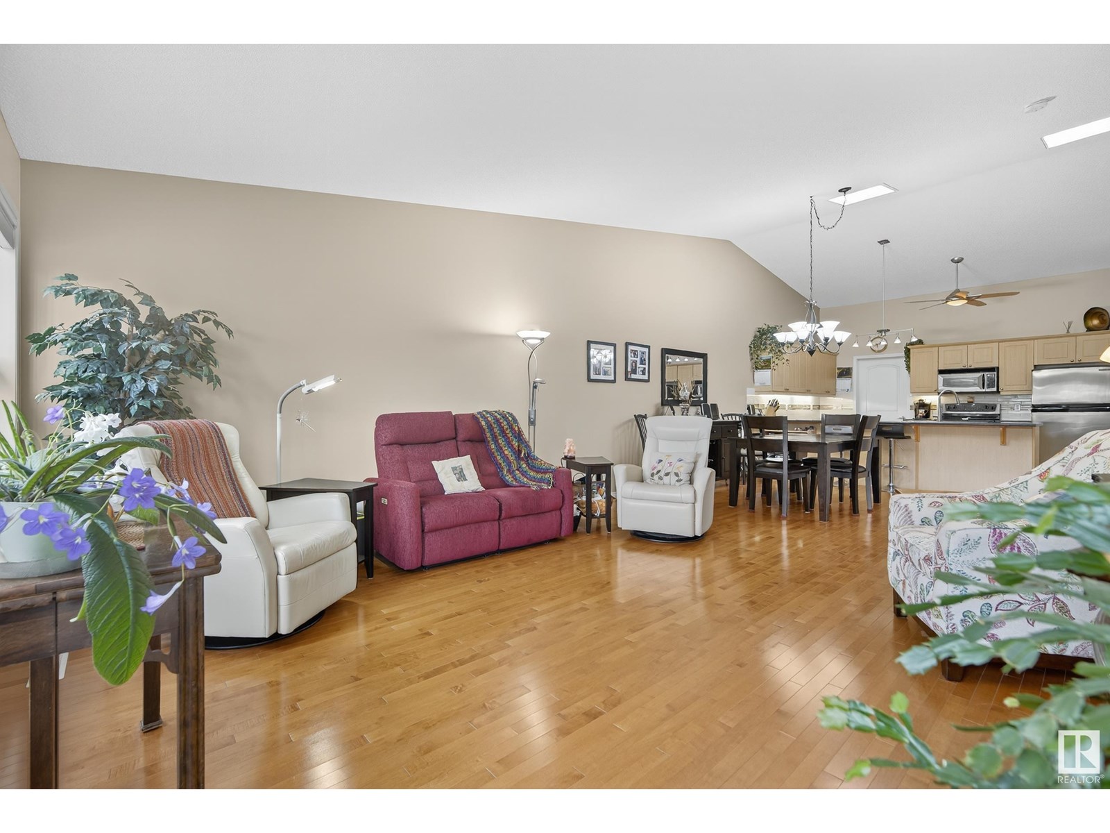 Photo 17 of 27 2031 Brennan Cr Nw, Edmonton AB