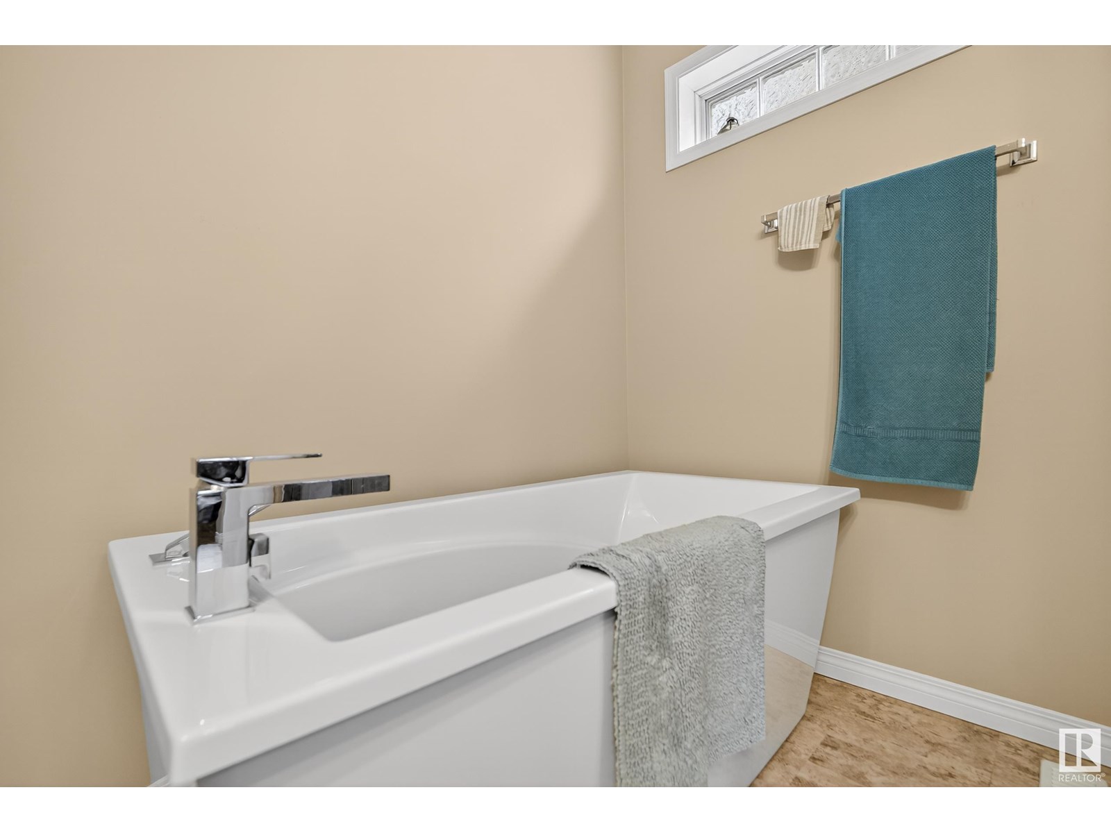 Photo 13 of 27 2031 Brennan Cr Nw, Edmonton AB