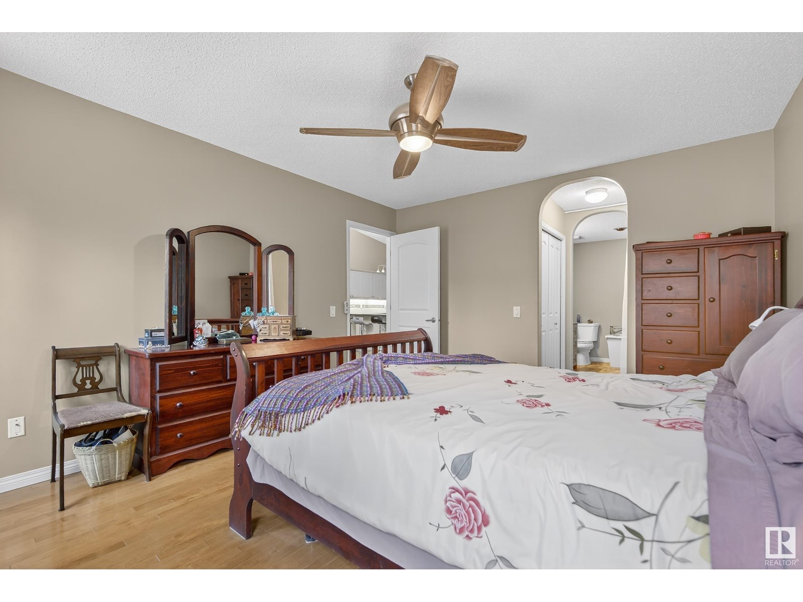 Photo 11 of 27 2031 Brennan Cr Nw, Edmonton AB