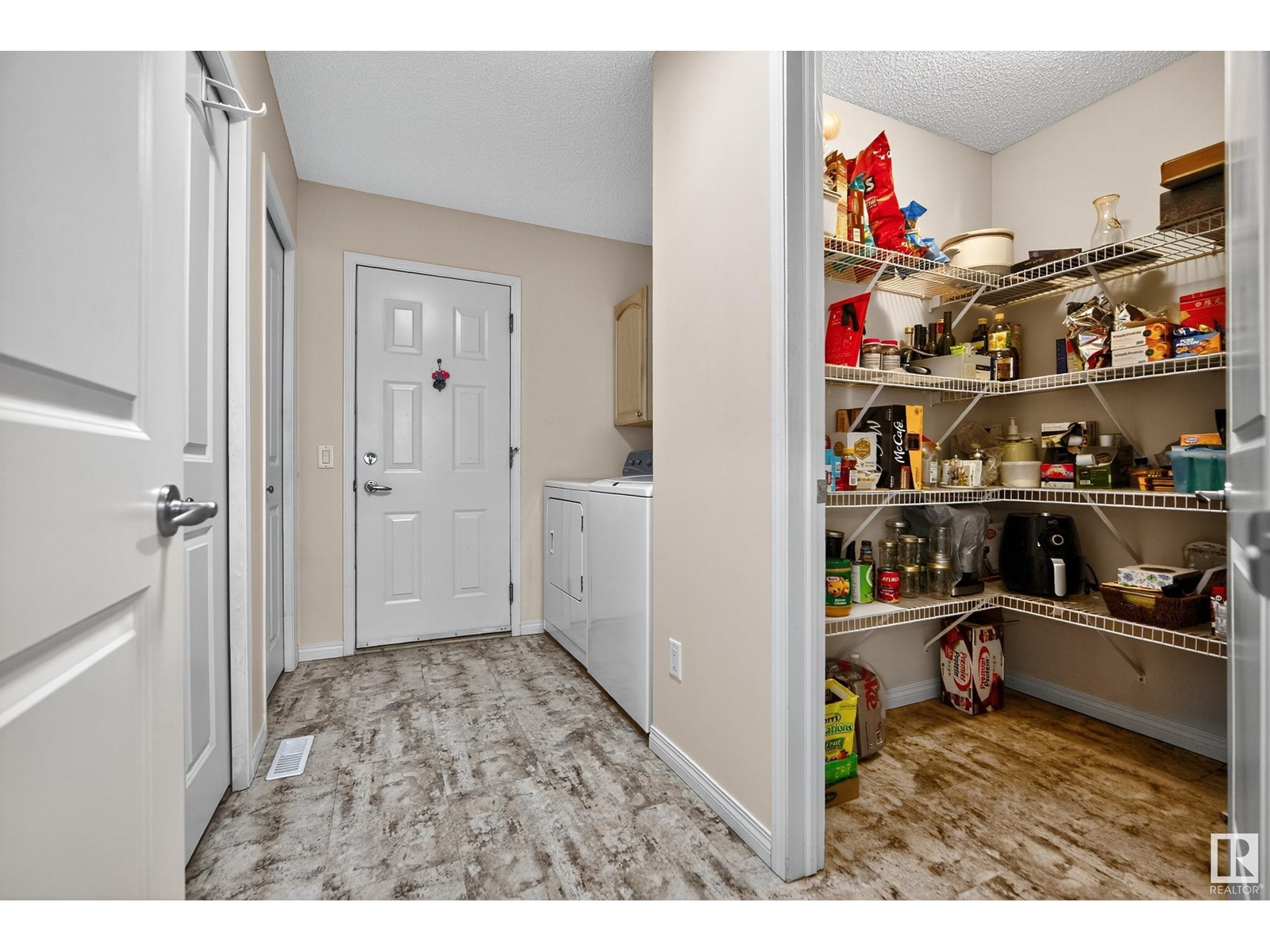 Photo 3 of 27 2031 Brennan Cr Nw, Edmonton AB
