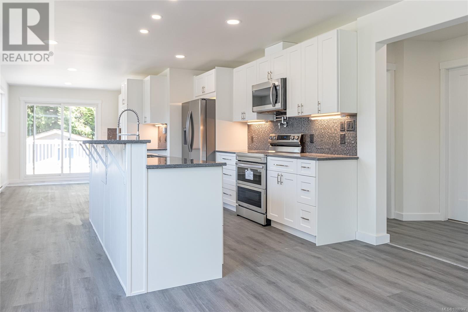 Photo 10 of 5350 Metral Dr, Nanaimo BC