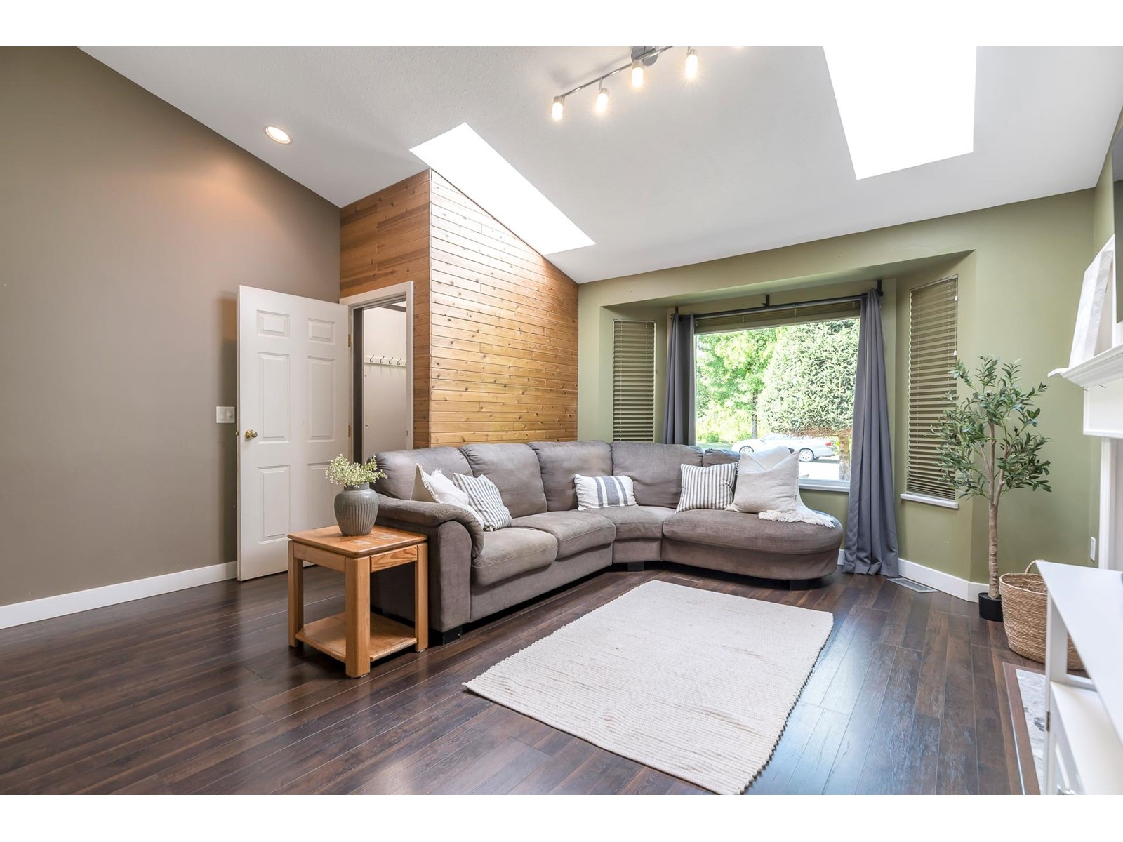 Photo 8 of 14422 Gladstone Drive, Surrey BC