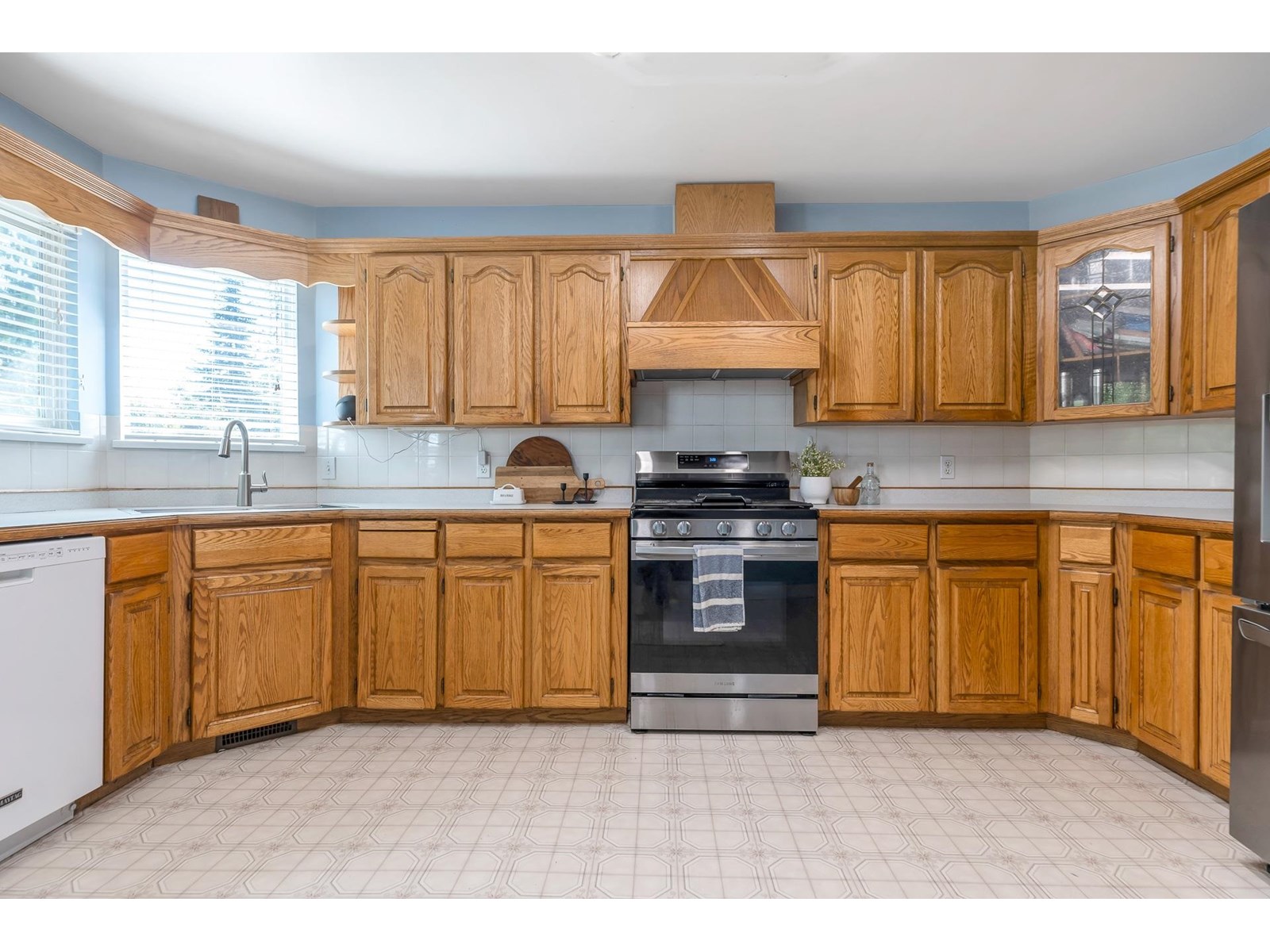 Photo 12 of 14422 Gladstone Drive, Surrey BC