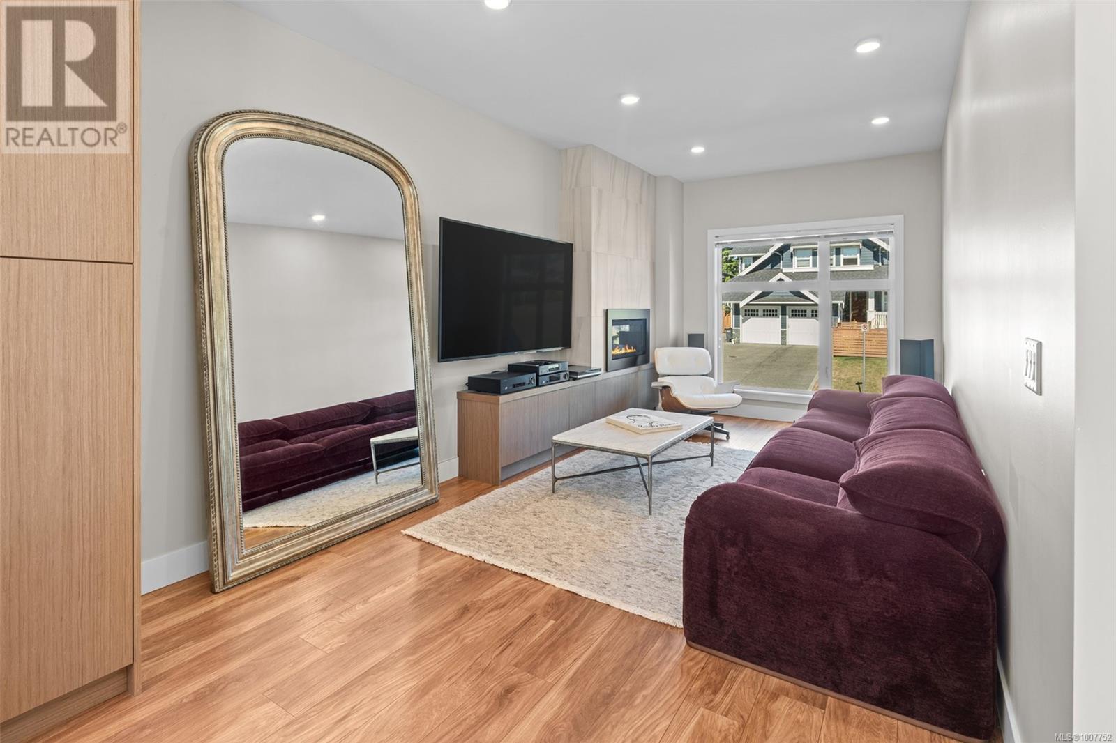 Single Family House for Sale in   Viewmont Ave The Reeve Saanich 