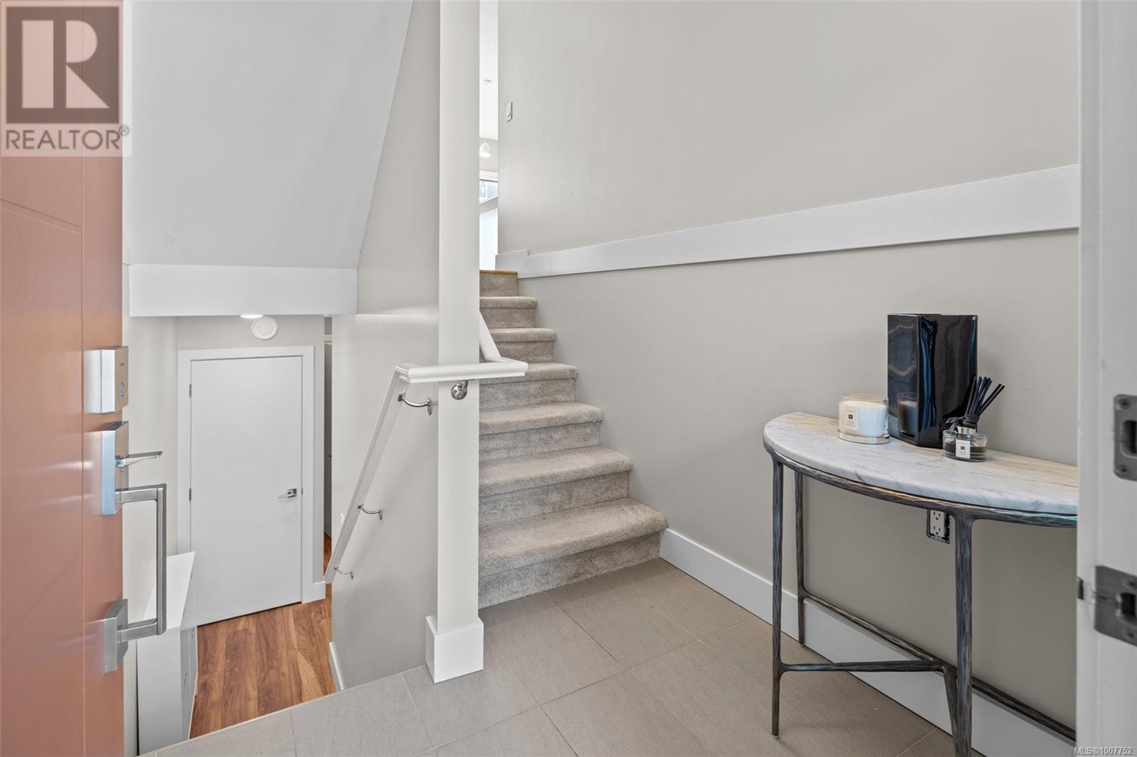 Single Family House for Sale in   Viewmont Ave The Reeve Saanich 