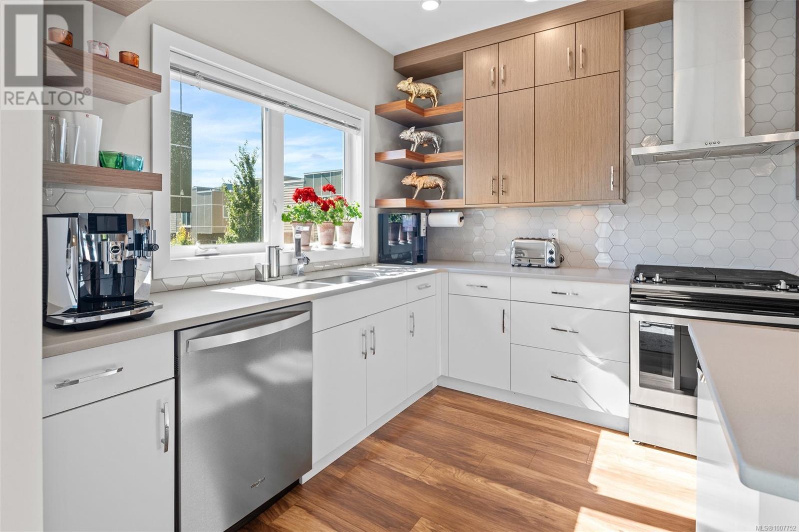 Single Family House for Sale in   Viewmont Ave The Reeve Saanich 
