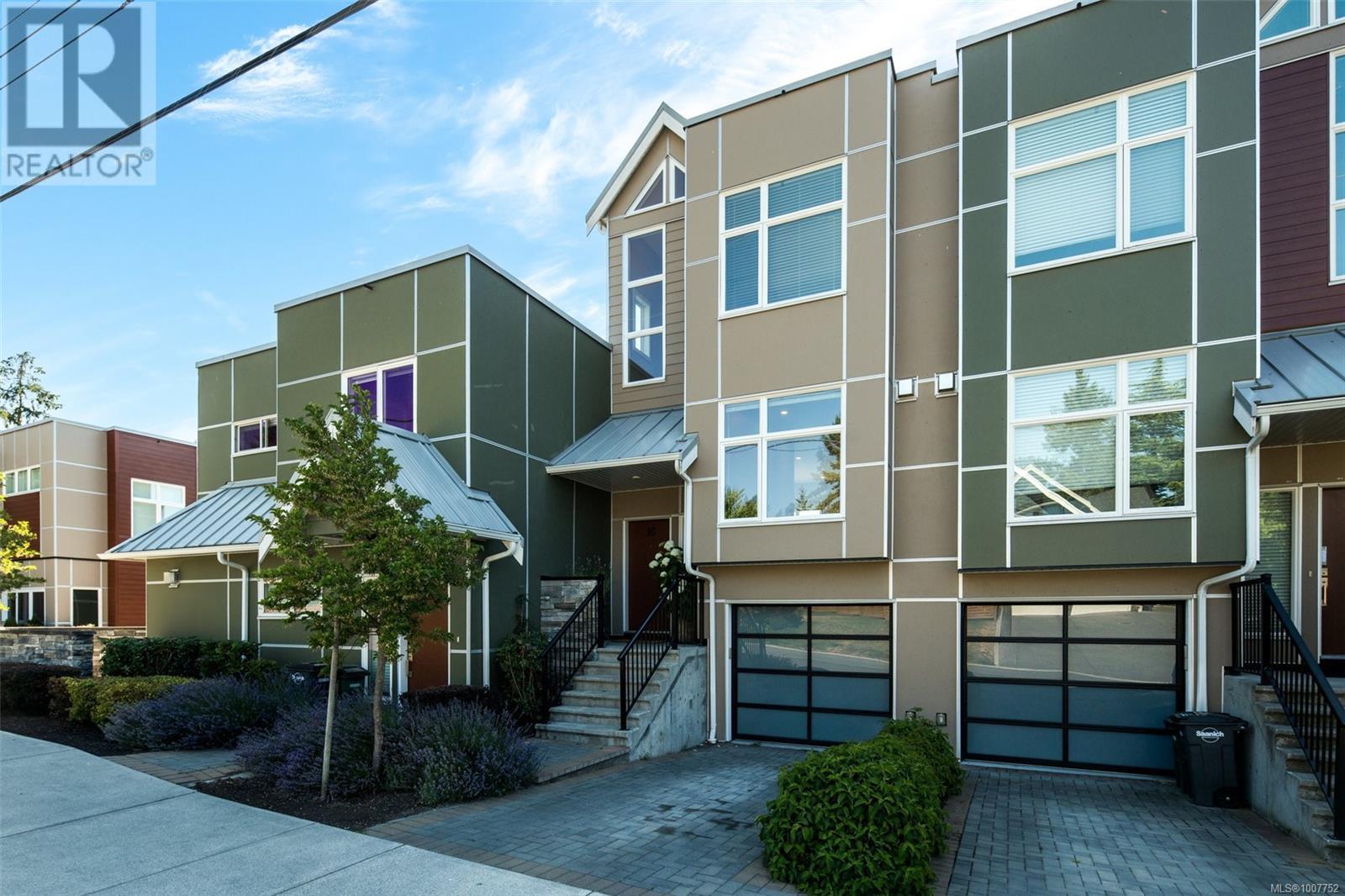 Single Family House for Sale in   Viewmont Ave The Reeve Saanich 