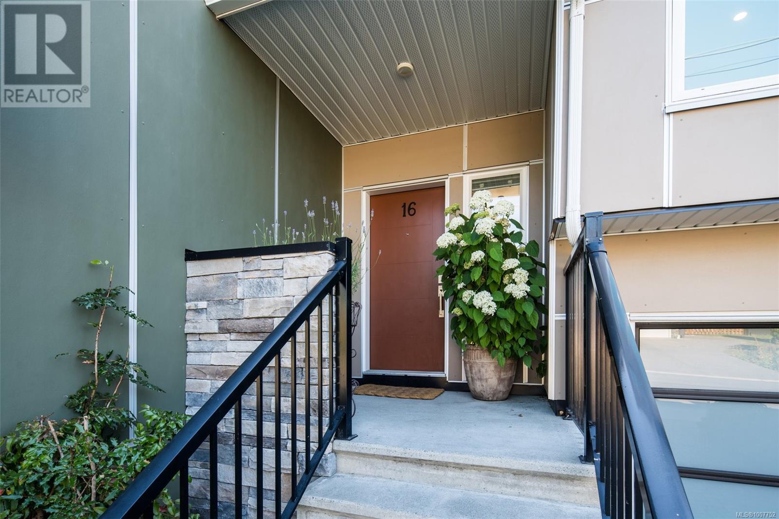 Single Family House for Sale in   Viewmont Ave The Reeve Saanich 