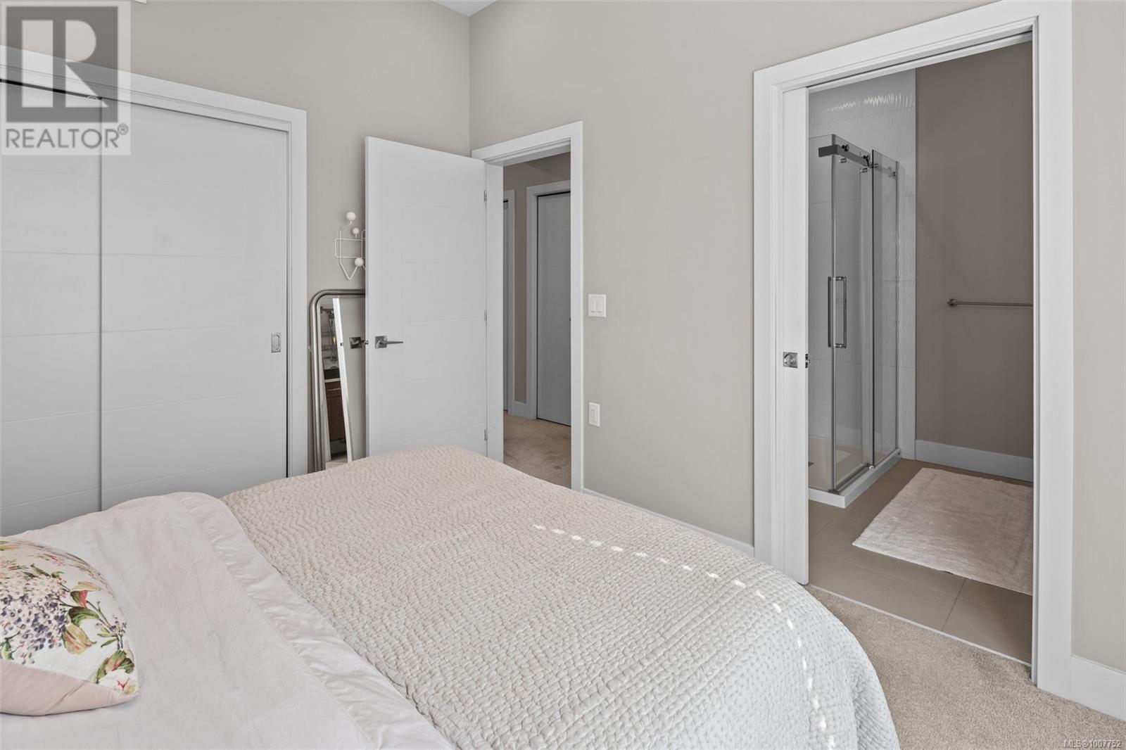 Single Family House for Sale in   Viewmont Ave The Reeve Saanich 