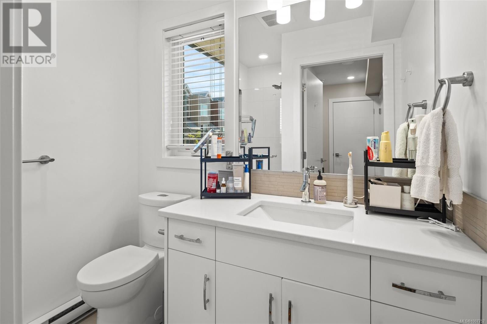 Single Family House for Sale in   Viewmont Ave The Reeve Saanich 