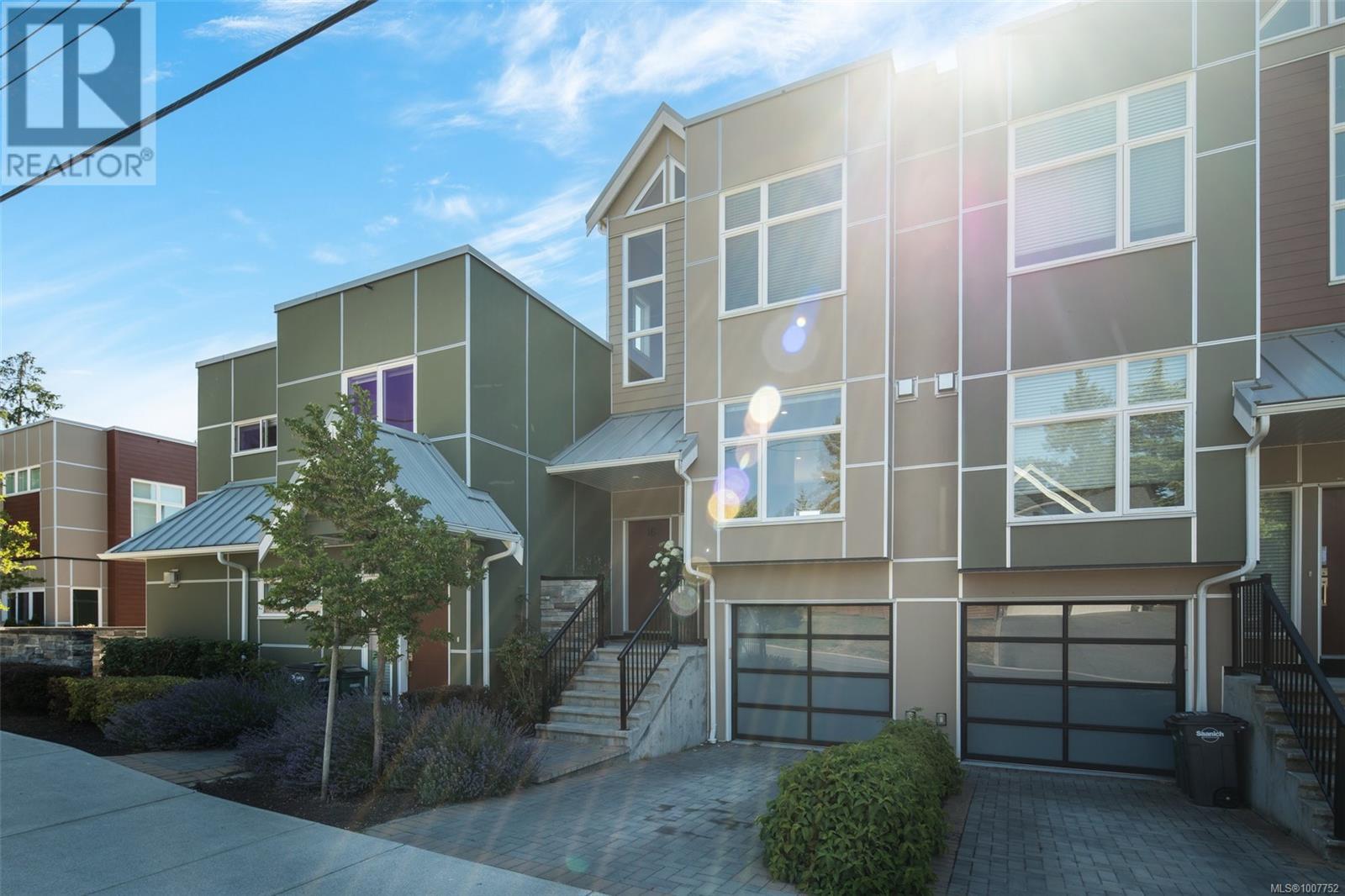 Single Family House for Sale in   Viewmont Ave The Reeve Saanich 