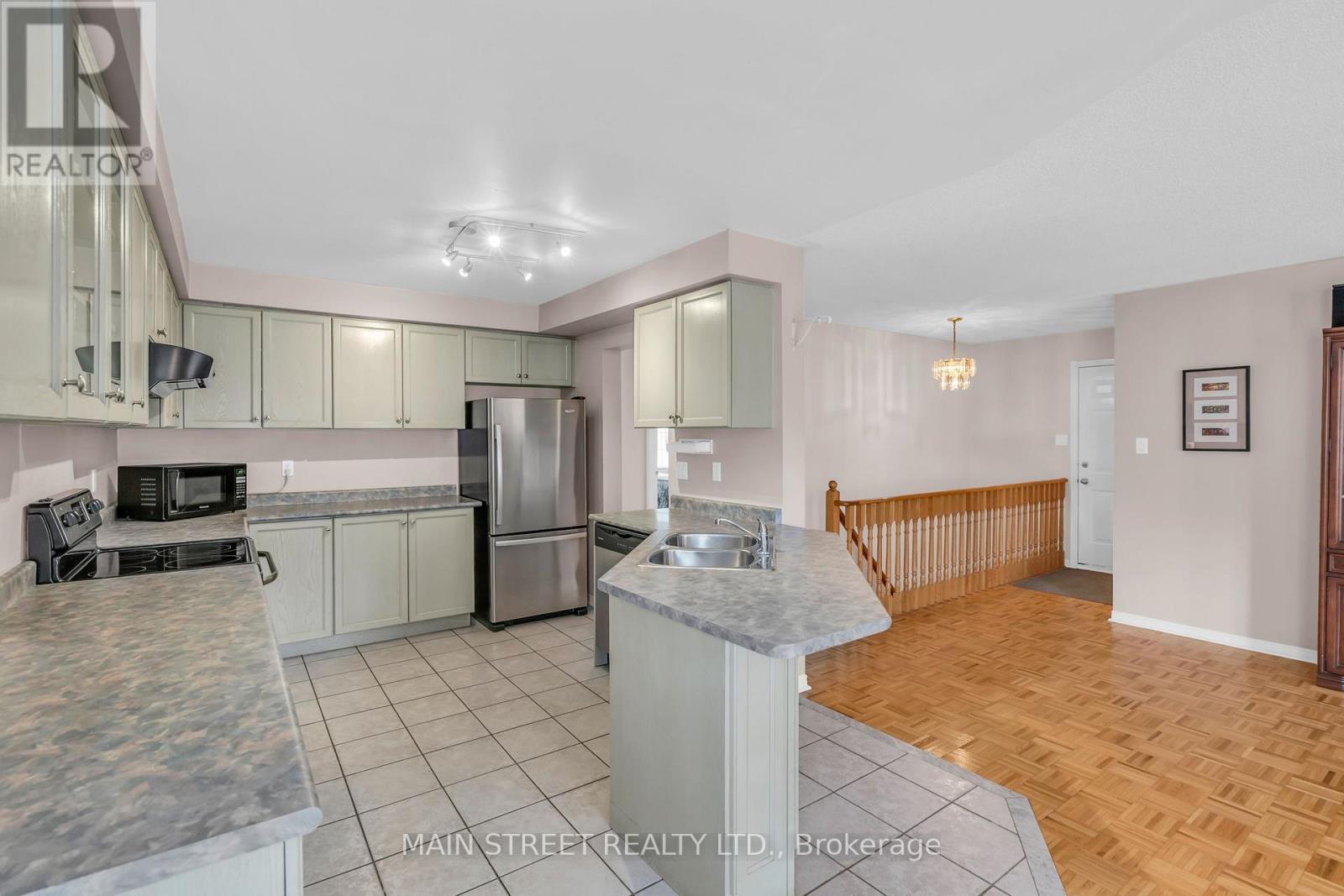 Photo 12 of 69 Brecken Drive, Georgina ON