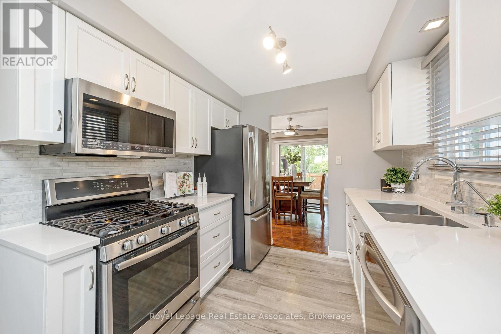 Photo 14 of 3104 Autumn Hill Crescent, Burlington ON