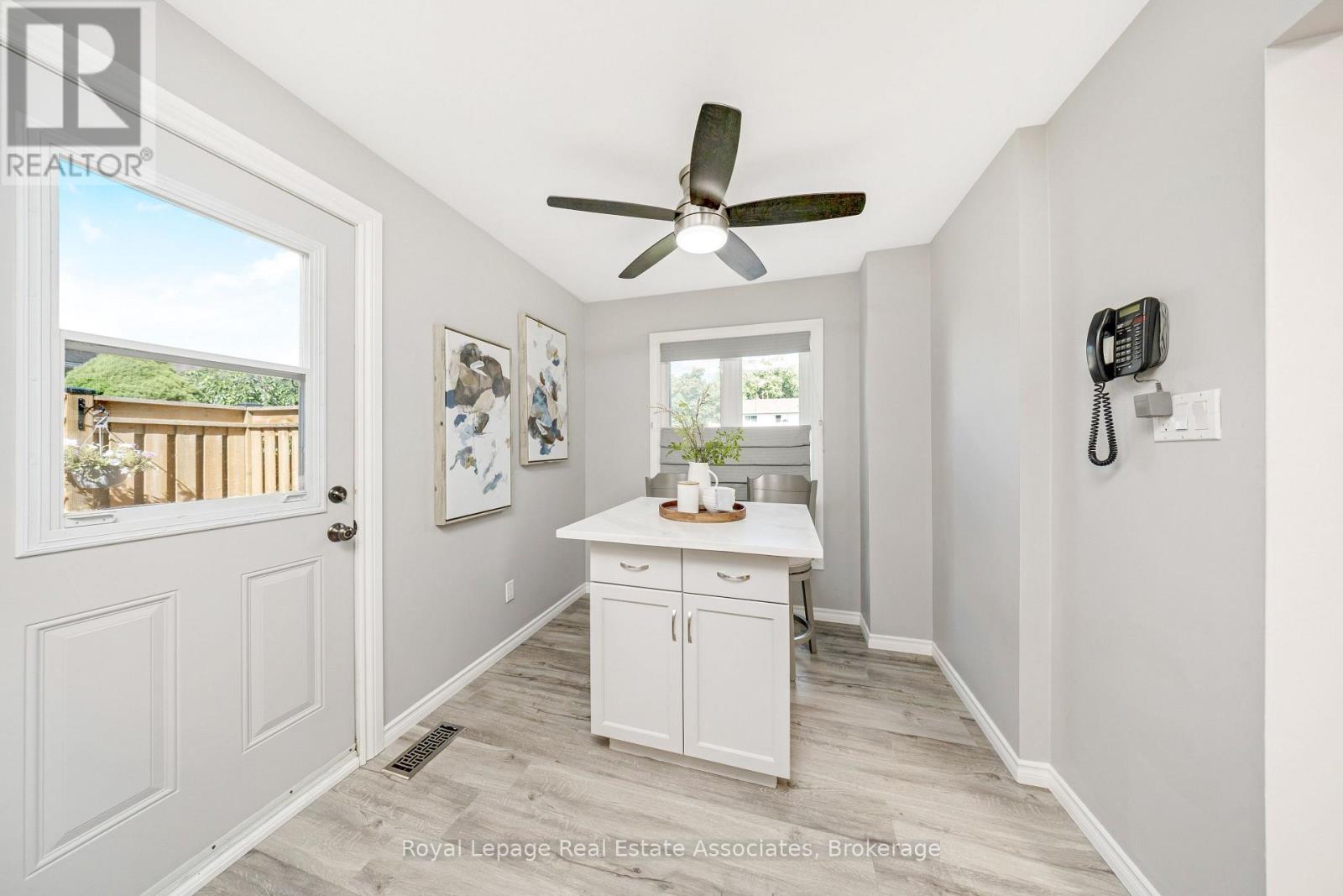 Photo 15 of 3104 Autumn Hill Crescent, Burlington ON