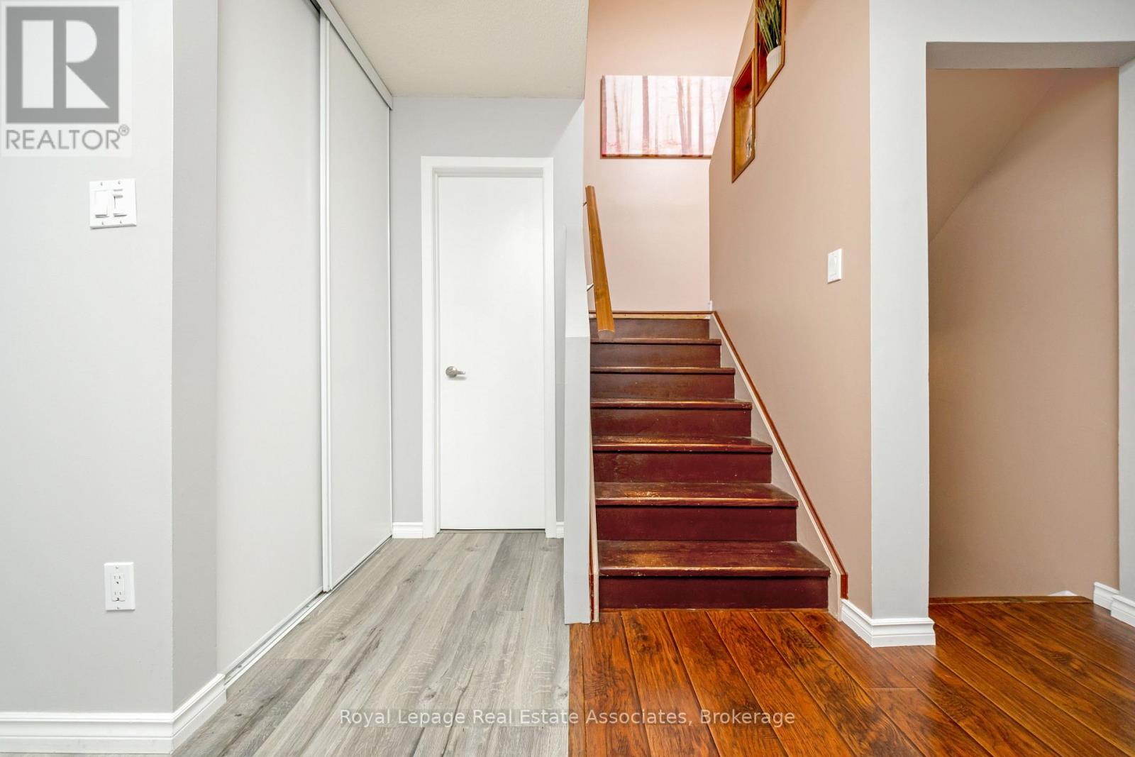Photo 17 of 3104 Autumn Hill Crescent, Burlington ON