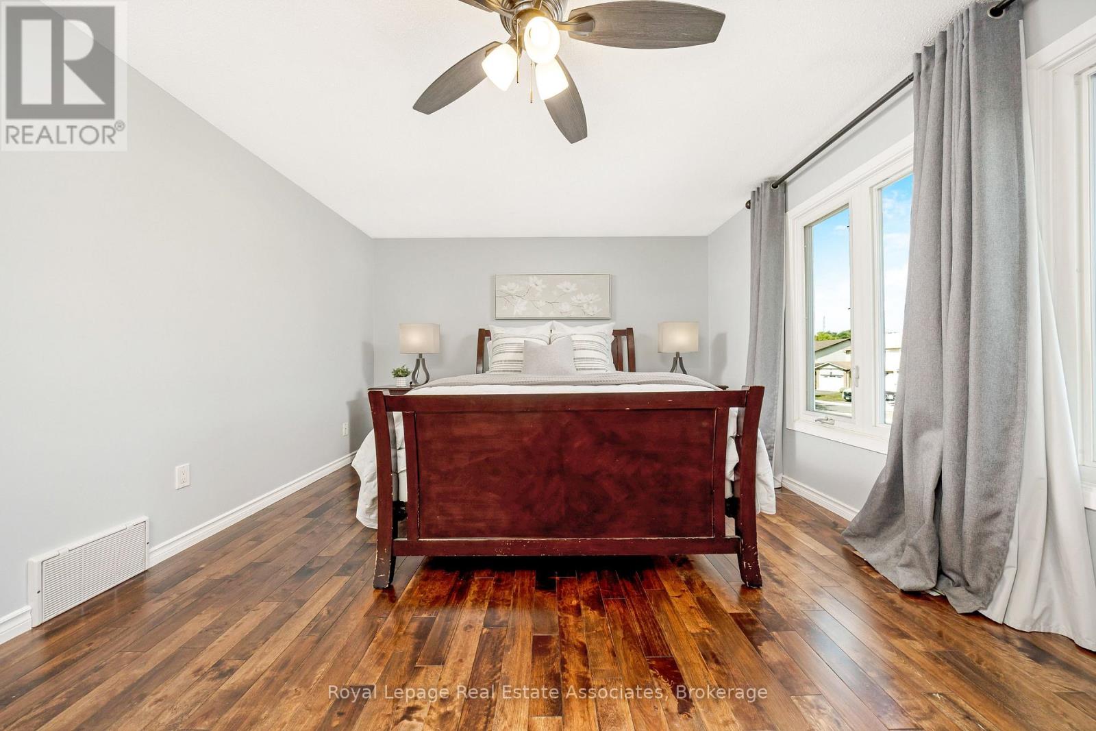 Photo 18 of 3104 Autumn Hill Crescent, Burlington ON