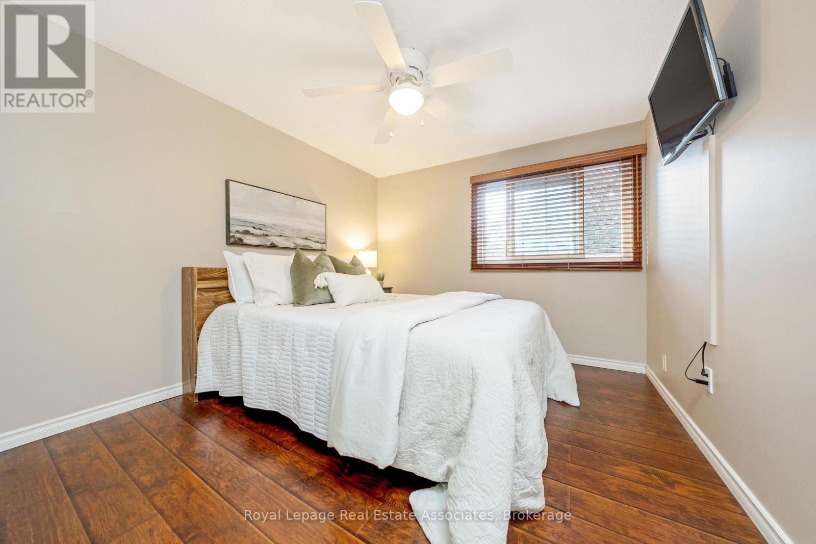 Photo 23 of 3104 Autumn Hill Crescent, Burlington ON