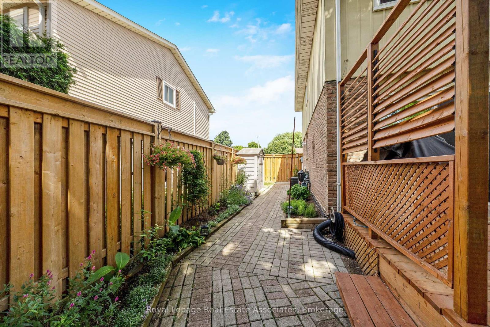Photo 34 of 3104 Autumn Hill Crescent, Burlington ON