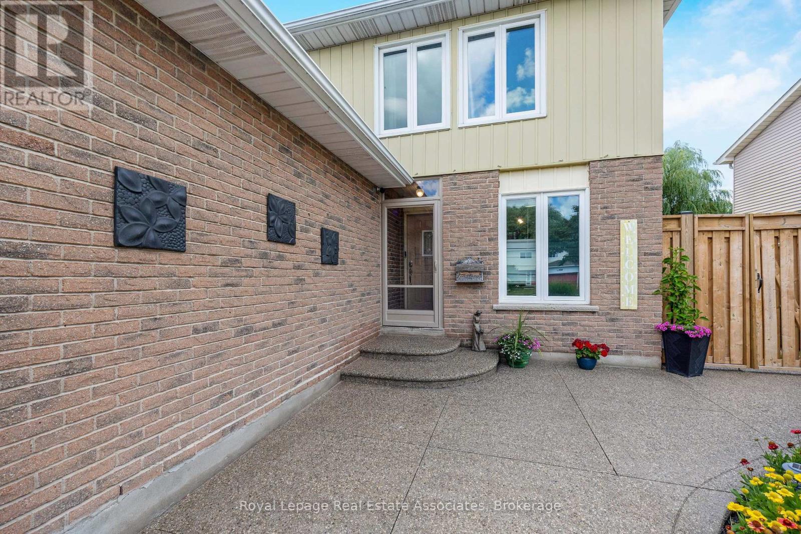 Photo 4 of 3104 Autumn Hill Crescent, Burlington ON