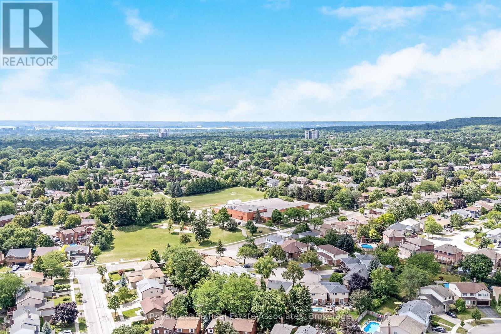 Photo 46 of 3104 Autumn Hill Crescent, Burlington ON