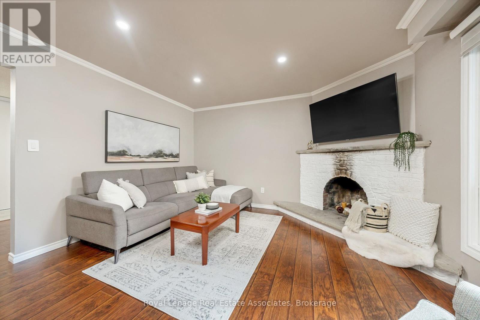 Photo 8 of 3104 Autumn Hill Crescent, Burlington ON