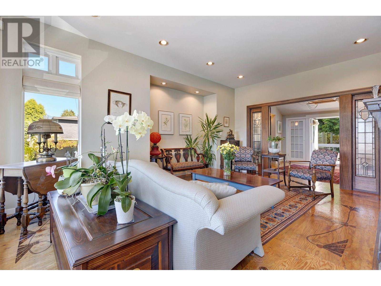 Photo 8 of 670 Montroyal Boulevard, North Vancouver BC