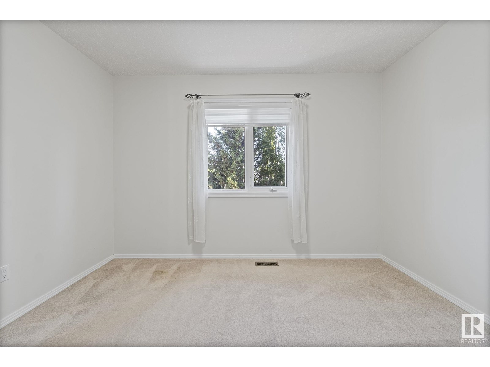 Photo 14 of 3676 30 St Nw, Edmonton AB