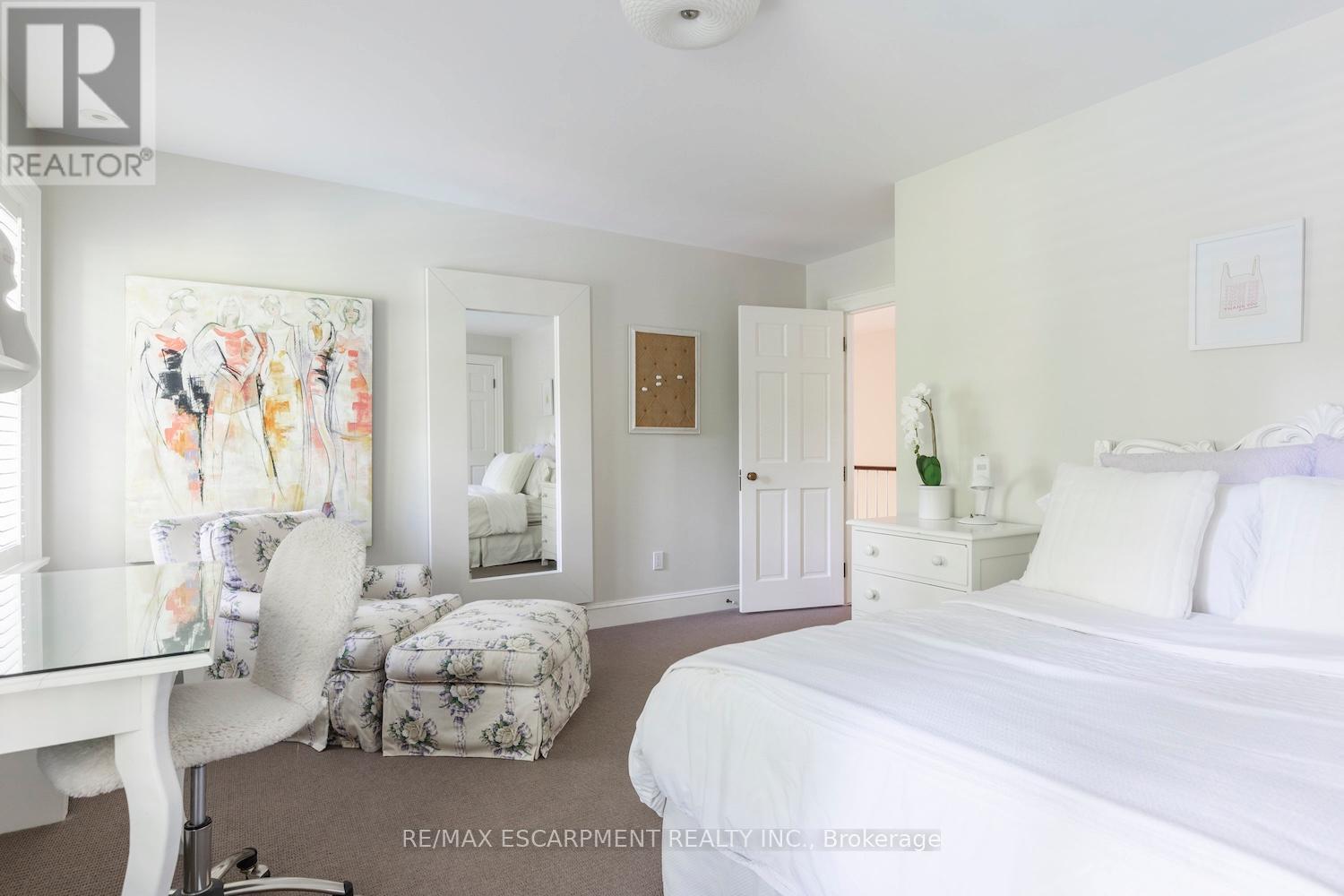 Photo 3 of 5 Mayfair Place, Hamilton ON