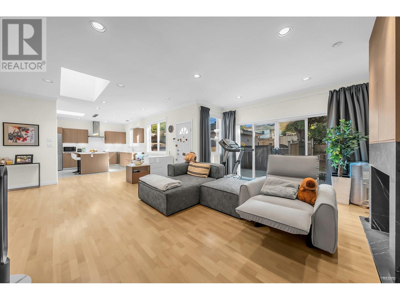 Photo 10 of 4288 Gilpin Crescent, Burnaby BC