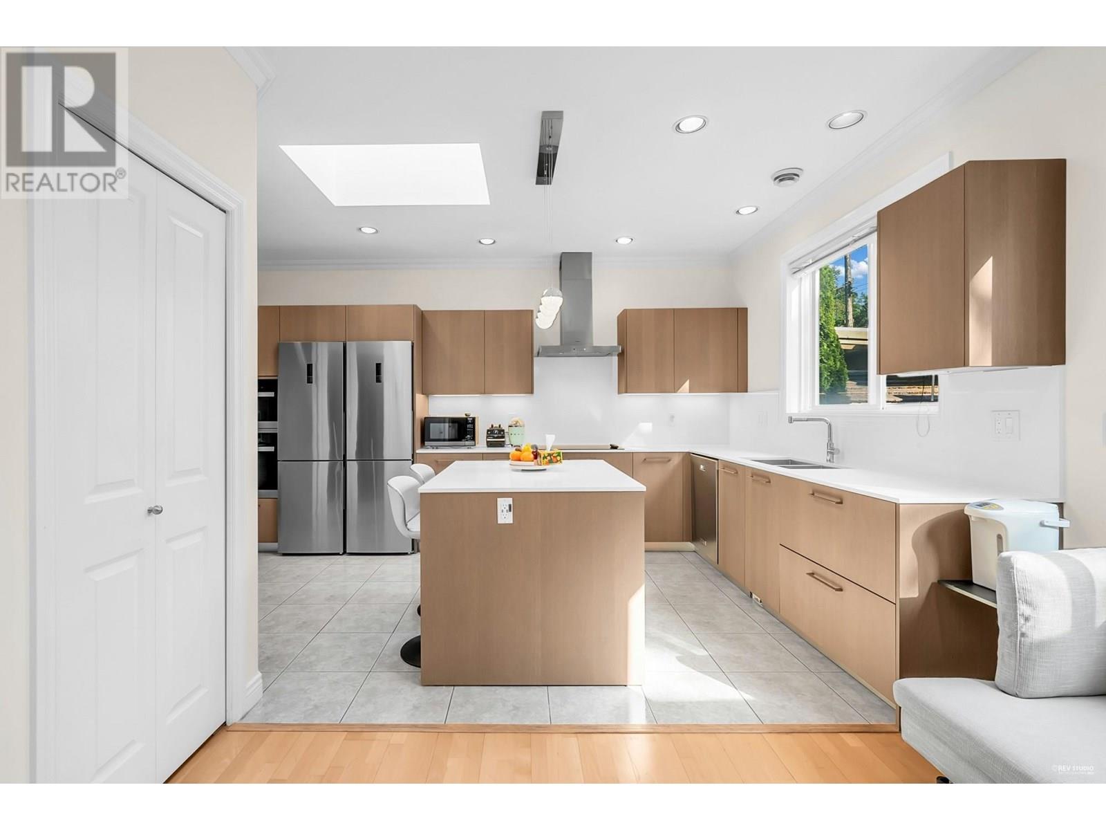 Photo 7 of 4288 Gilpin Crescent, Burnaby BC