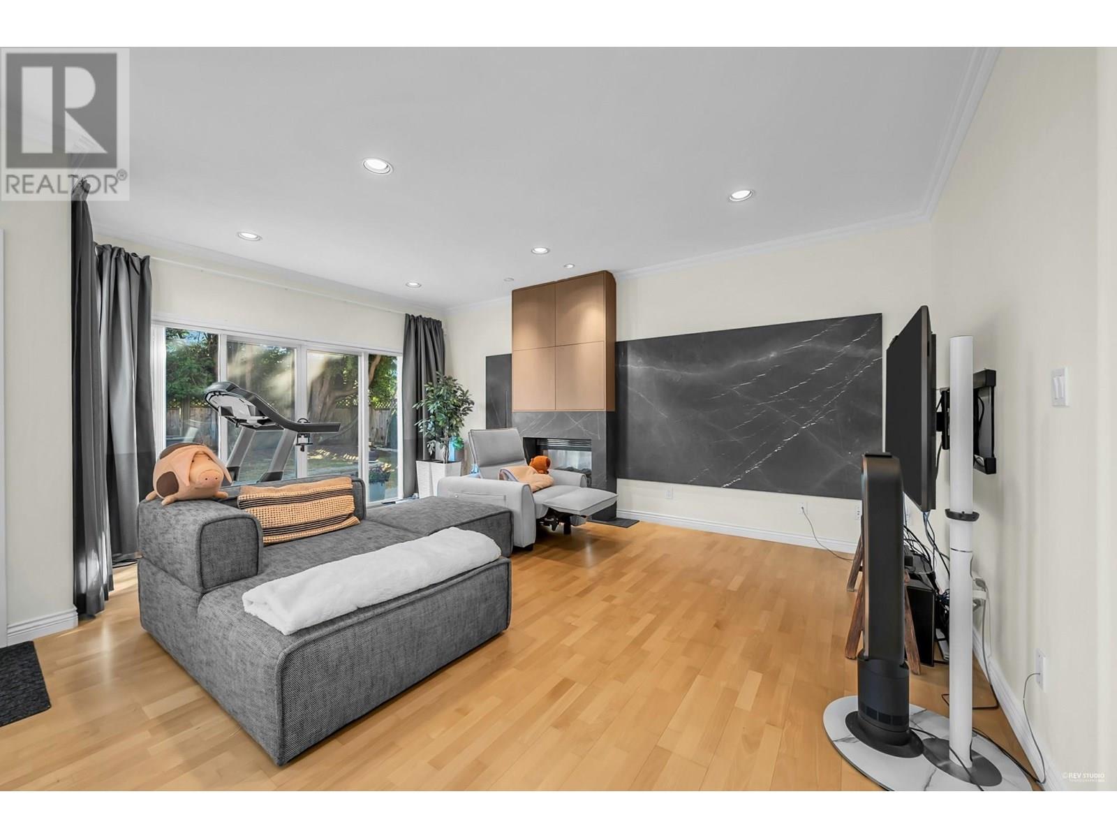 Photo 9 of 4288 Gilpin Crescent, Burnaby BC