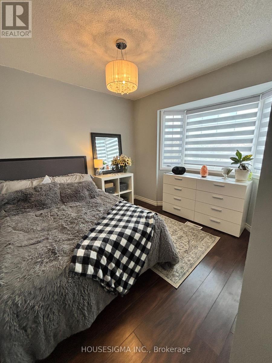 Photo 24 of 54 Weymouth Road, Barrie ON