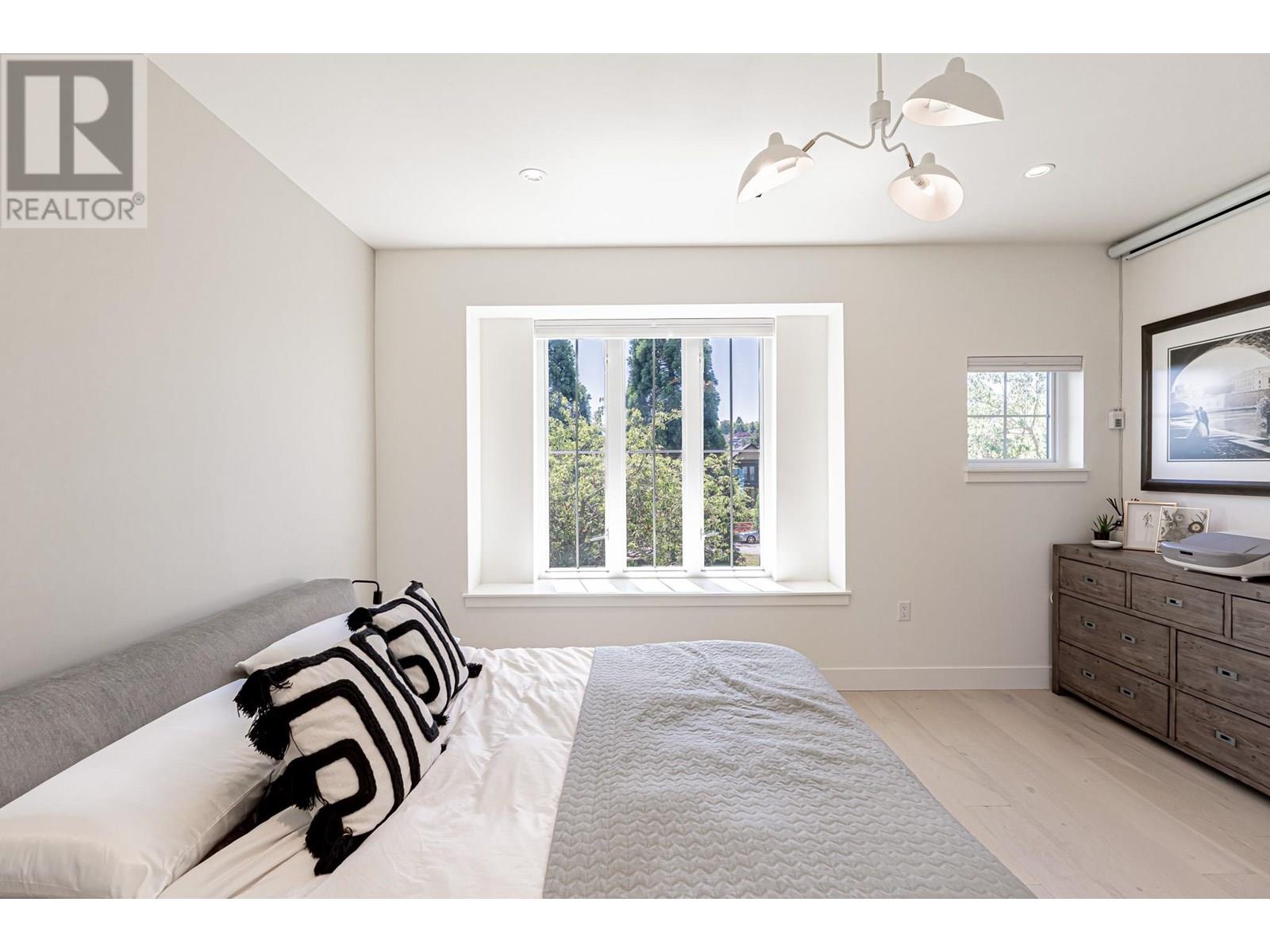 Photo 3 of 3123 W 16th Avenue, Vancouver BC