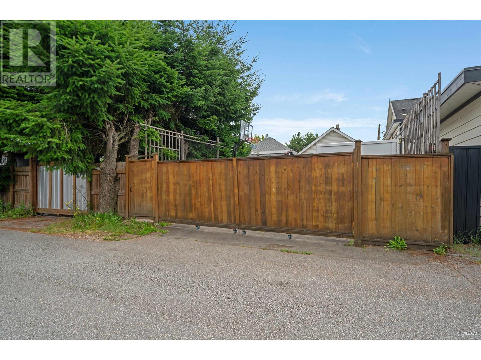 Photo 28 of 811 B Dublin Street, New Westminster BC