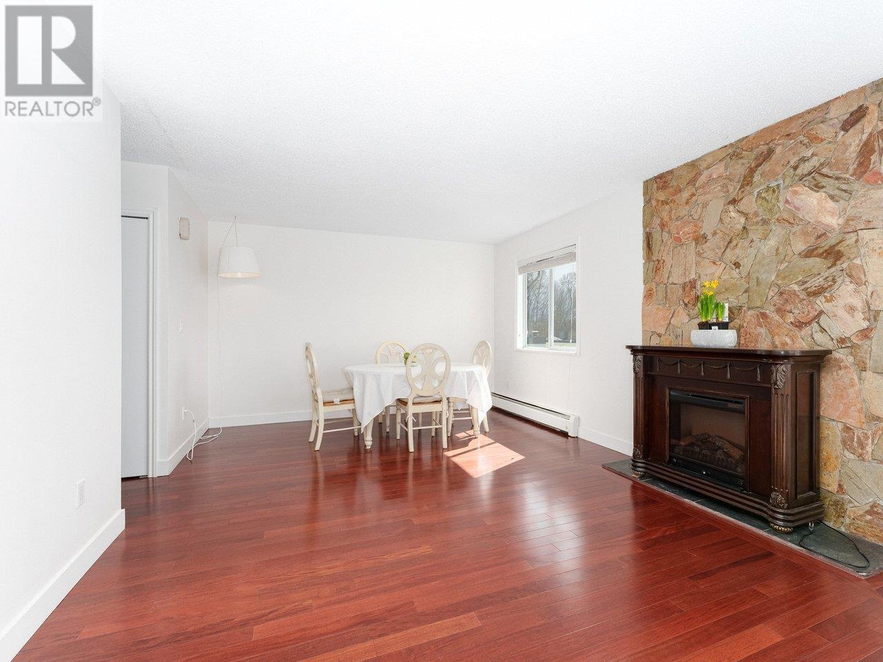 Photo 2 of 310 809 W 16th Street, North Vancouver BC