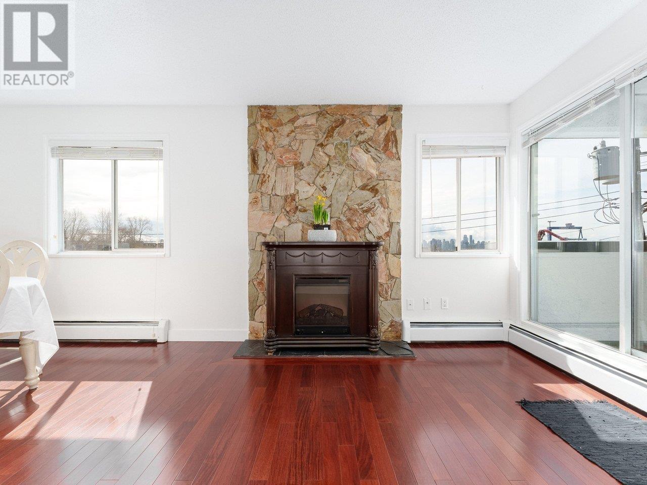 Photo 4 of 310 809 W 16th Street, North Vancouver BC