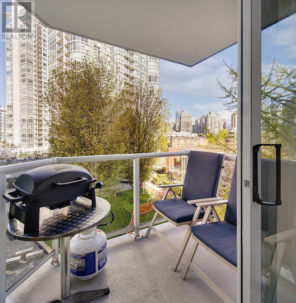 Photo 2 of 706 1077 Marinaside Crescent, Vancouver BC